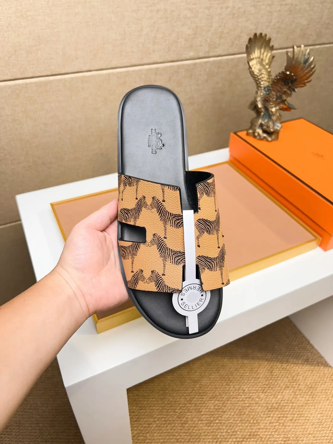 Men's clothing and shoes 💰280 💅💅💅 new arrival. Hermes Hermes official website latest counter synchronized new oran color leather H slippers, the original Paris version flew back to the original model and opened the mold to make it perfectly🍌The highest quality Sincerity, you can enter and leave the counter at will [Deyi] The upper is made of original customized  colored palm prints, crocodile print, ostrich print, colored cow leather, colored cow suede, 🤔 horse hair, 🥳 colored diamonds, 🥰 3D printing, and other genuine leather slippers, imported cow pattern foot pad lining, Italian  latest original genuine leather combination outsole Code number: 38-48 (customized at 46.47.48) Can be made into picture combination sole with genuine leather pattern and ordinary molded outsole